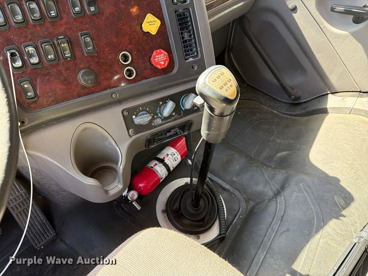 image for item YA5427 2016 Freightliner Business Class M2 semi truck