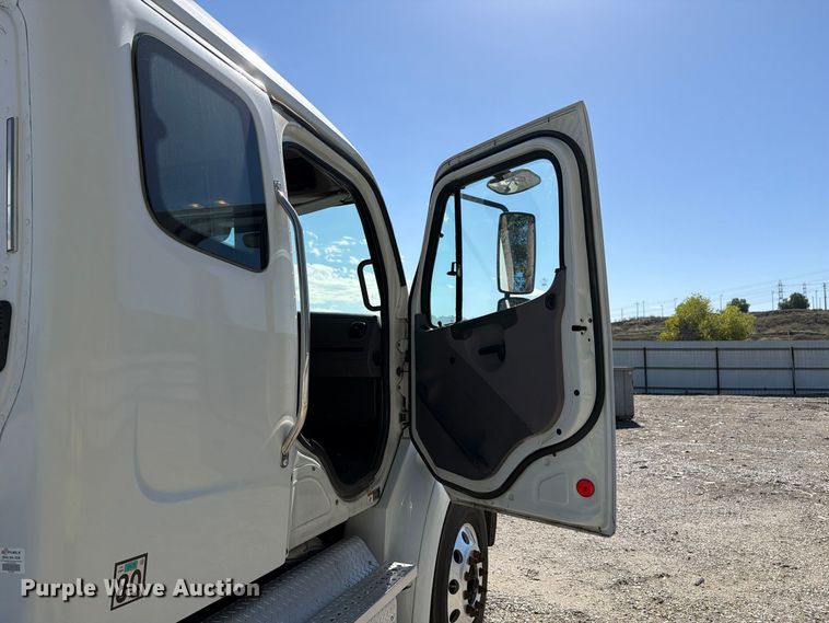 image for item YA5427 2016 Freightliner Business Class M2 semi truck