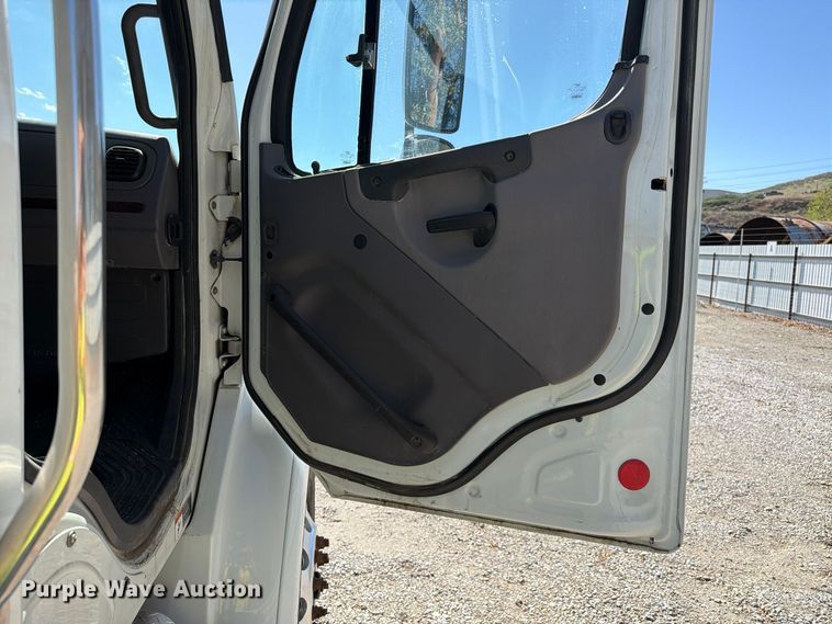 image for item YA5427 2016 Freightliner Business Class M2 semi truck