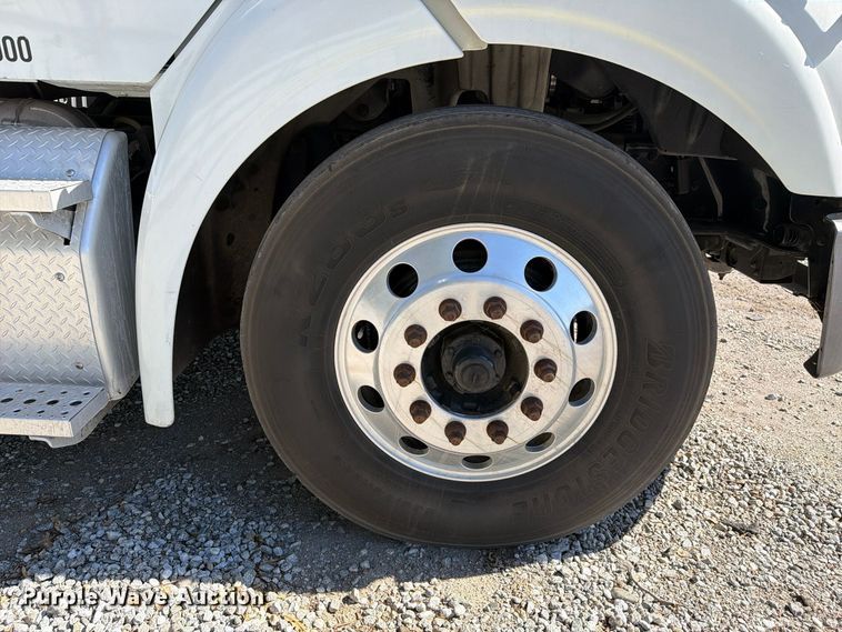 image for item YA5427 2016 Freightliner Business Class M2 semi truck