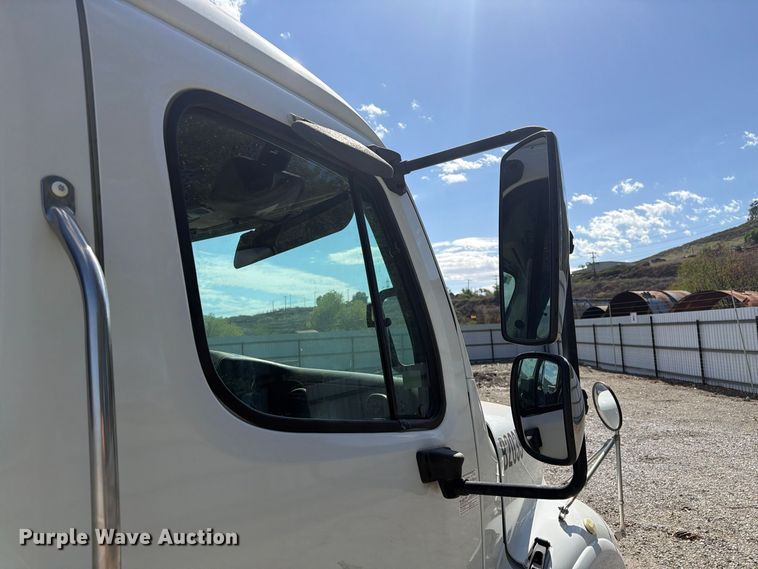 image for item YA5429 2016 Freightliner Business Class M2 semi truck