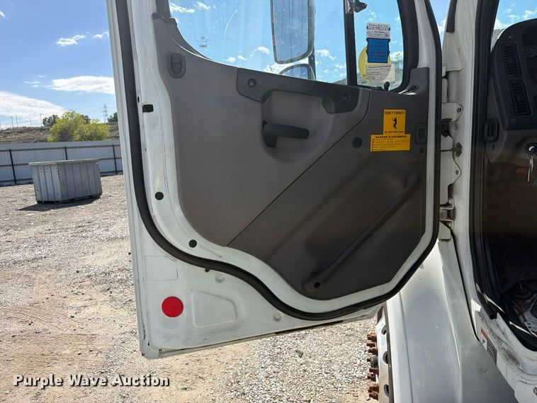 image for item YA5429 2016 Freightliner Business Class M2 semi truck