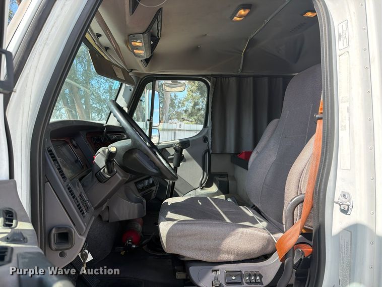 image for item YA5429 2016 Freightliner Business Class M2 semi truck