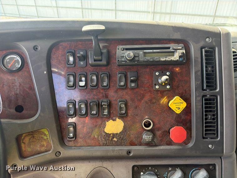 image for item YA5429 2016 Freightliner Business Class M2 semi truck