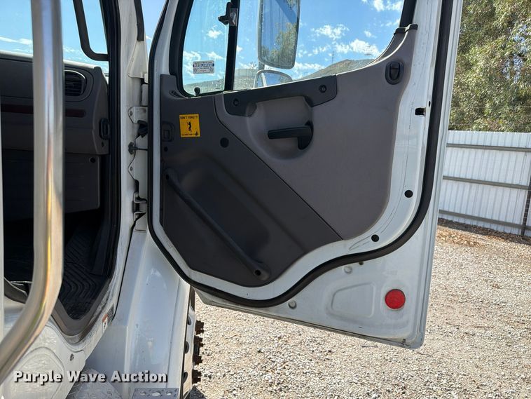 image for item YA5429 2016 Freightliner Business Class M2 semi truck