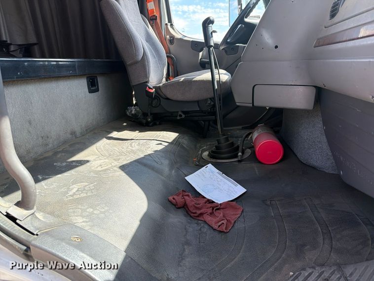 image for item YA5429 2016 Freightliner Business Class M2 semi truck