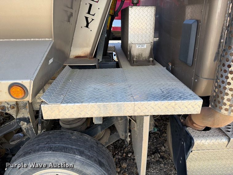 image for item YA5510 2020 Kenworth T880 dump truck