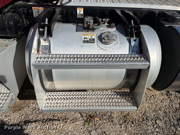 image for item YA5544 2023 Peterbilt 579 semi truck