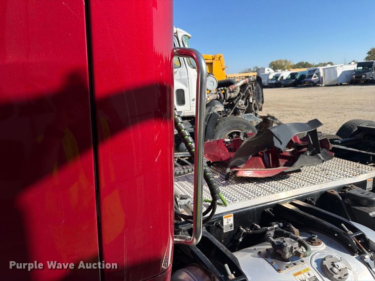 image for item YA5544 2023 Peterbilt 579 semi truck