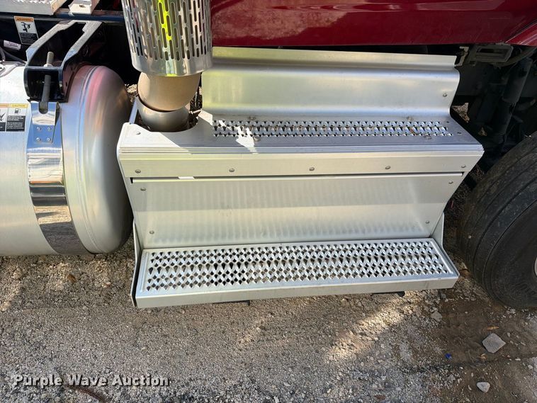image for item YA5544 2023 Peterbilt 579 semi truck