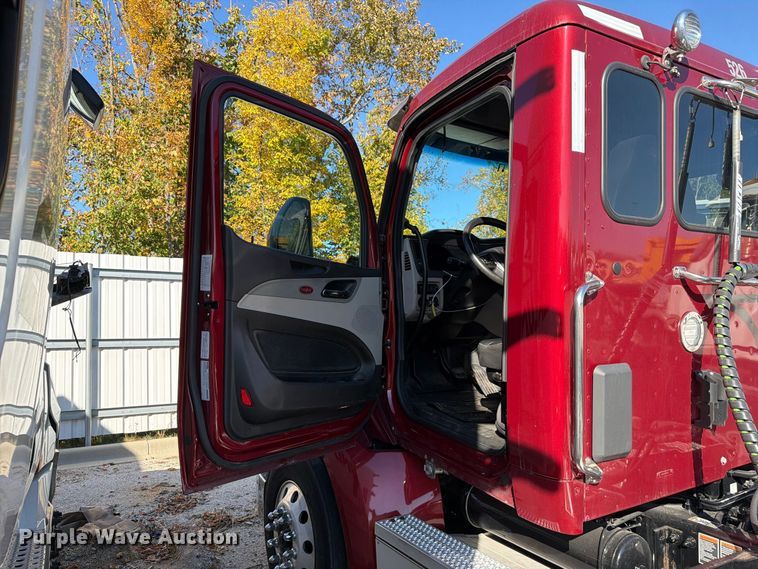 image for item YA5544 2023 Peterbilt 579 semi truck
