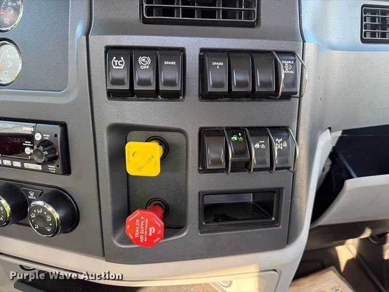 image for item YA5544 2023 Peterbilt 579 semi truck