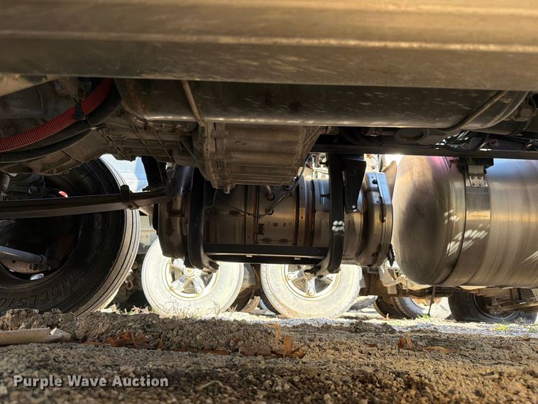 image for item YA5544 2023 Peterbilt 579 semi truck