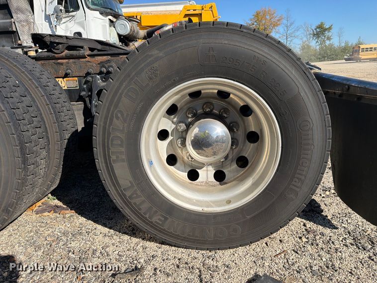 image for item YA5544 2023 Peterbilt 579 semi truck