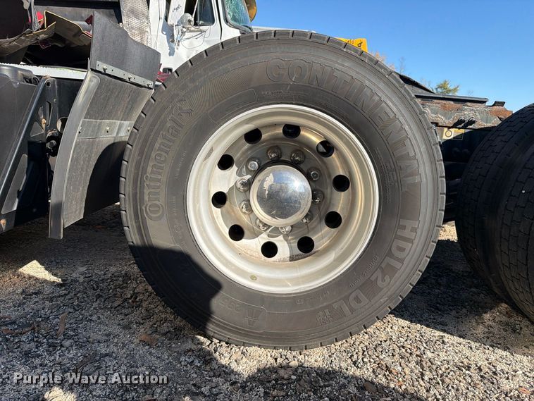image for item YA5544 2023 Peterbilt 579 semi truck