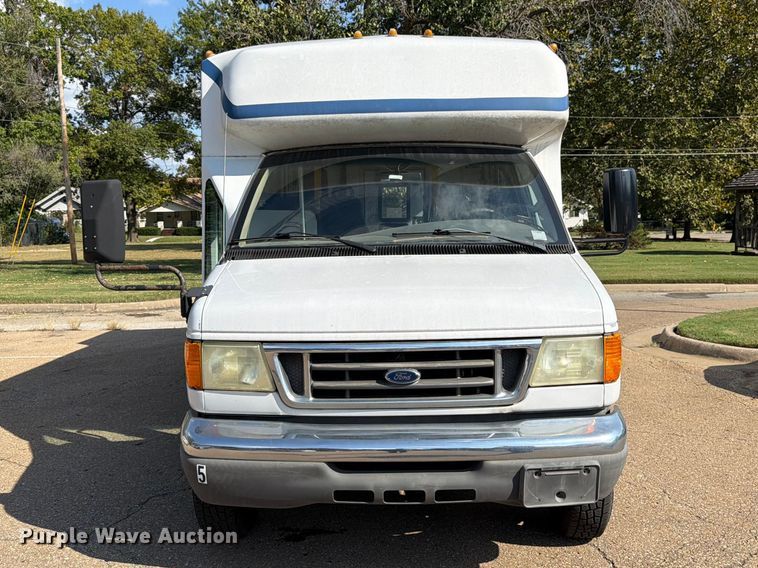 image for item DT3066 2006 Ford E350 Super Duty shuttle bus