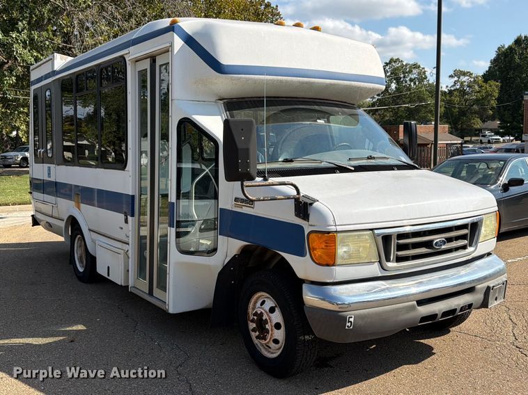 image for item DT3066 2006 Ford E350 Super Duty shuttle bus