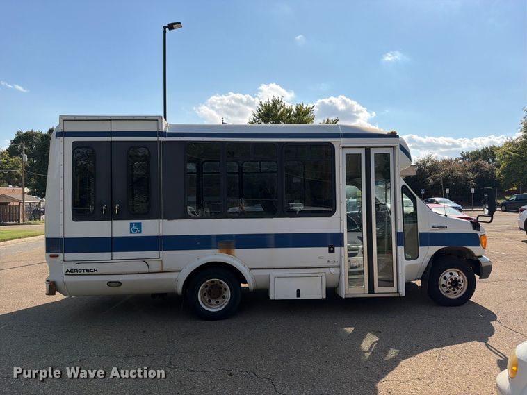 image for item DT3066 2006 Ford E350 Super Duty shuttle bus