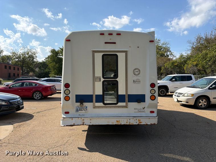 image for item DT3066 2006 Ford E350 Super Duty shuttle bus