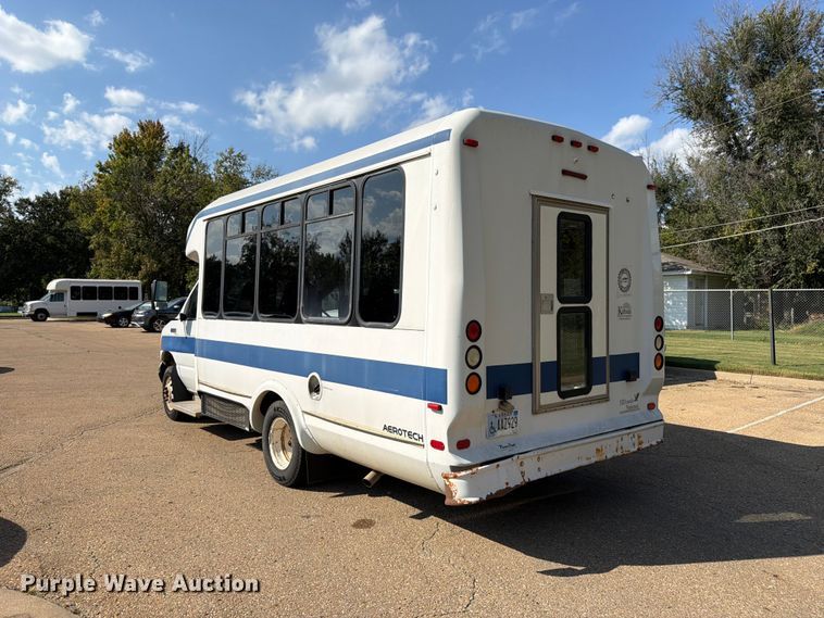 image for item DT3066 2006 Ford E350 Super Duty shuttle bus