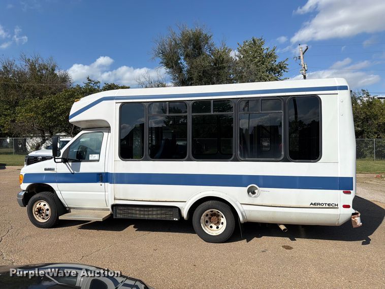 image for item DT3066 2006 Ford E350 Super Duty shuttle bus
