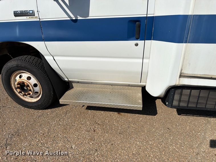 image for item DT3066 2006 Ford E350 Super Duty shuttle bus