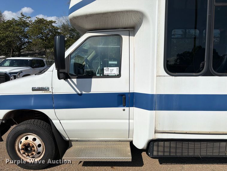image for item DT3066 2006 Ford E350 Super Duty shuttle bus