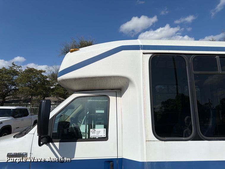 image for item DT3066 2006 Ford E350 Super Duty shuttle bus