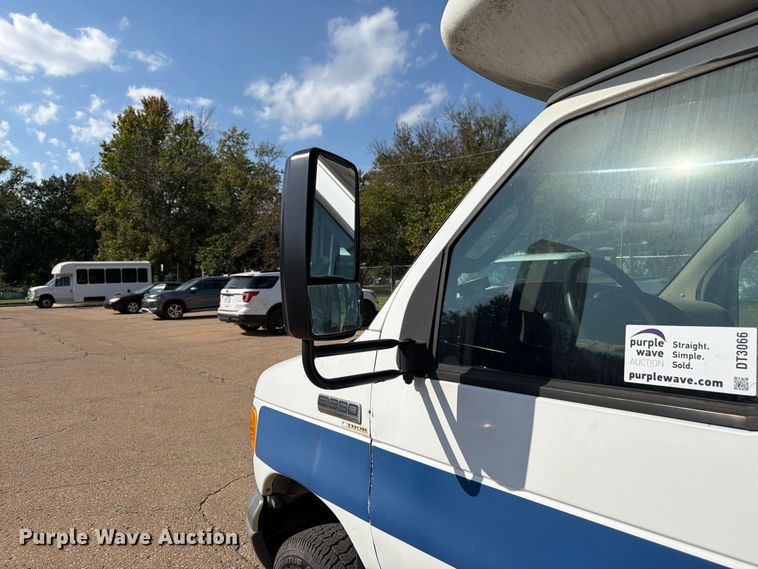 image for item DT3066 2006 Ford E350 Super Duty shuttle bus