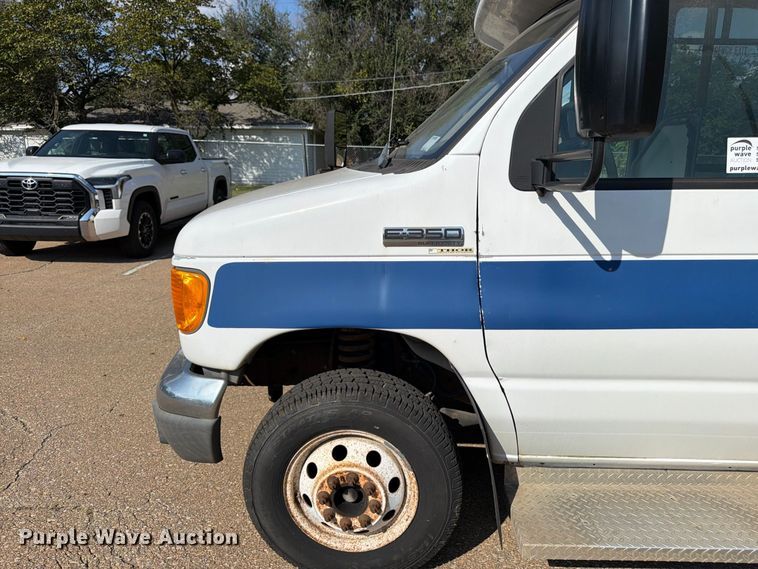 image for item DT3066 2006 Ford E350 Super Duty shuttle bus