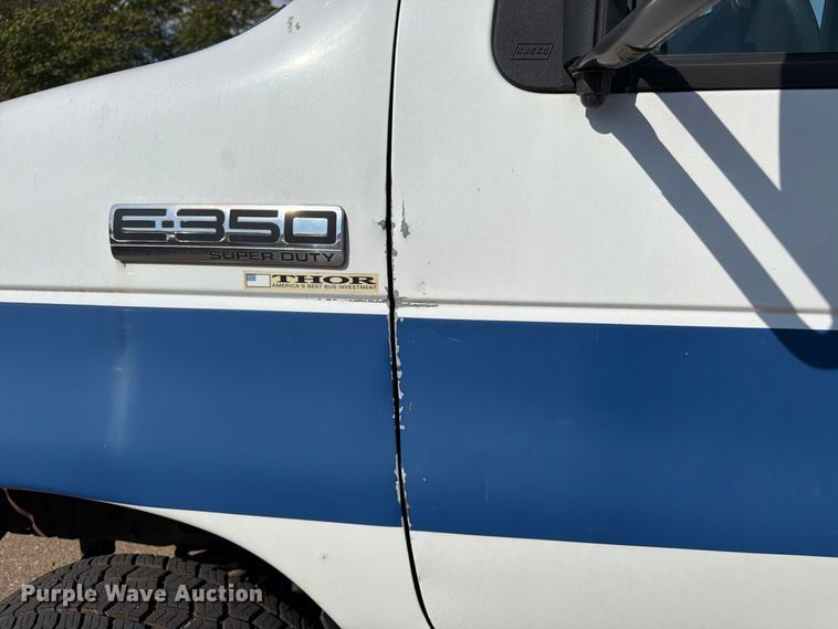 image for item DT3066 2006 Ford E350 Super Duty shuttle bus