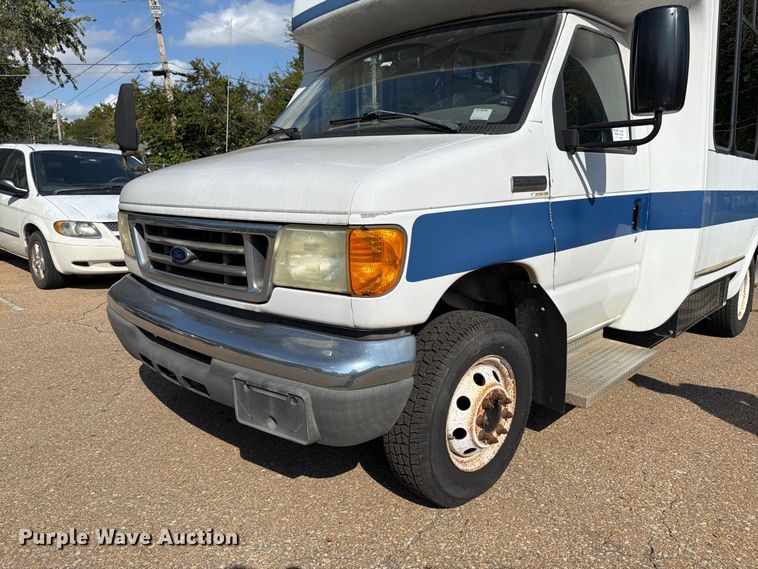 image for item DT3066 2006 Ford E350 Super Duty shuttle bus