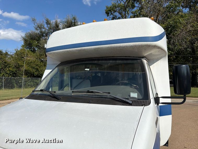 image for item DT3066 2006 Ford E350 Super Duty shuttle bus