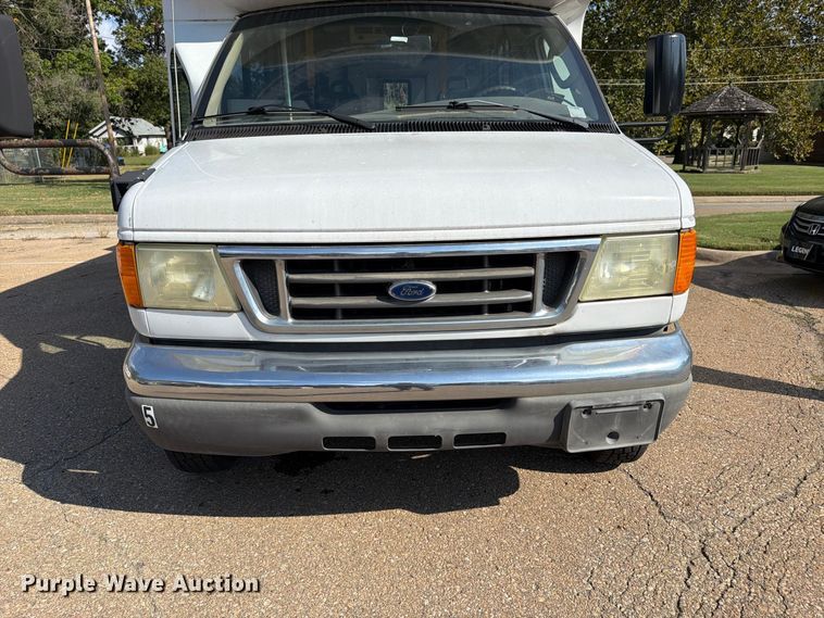 image for item DT3066 2006 Ford E350 Super Duty shuttle bus
