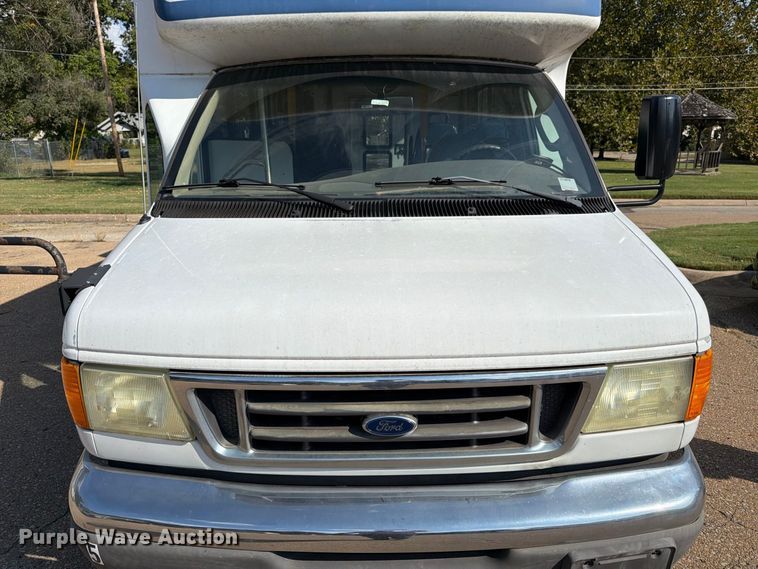 image for item DT3066 2006 Ford E350 Super Duty shuttle bus