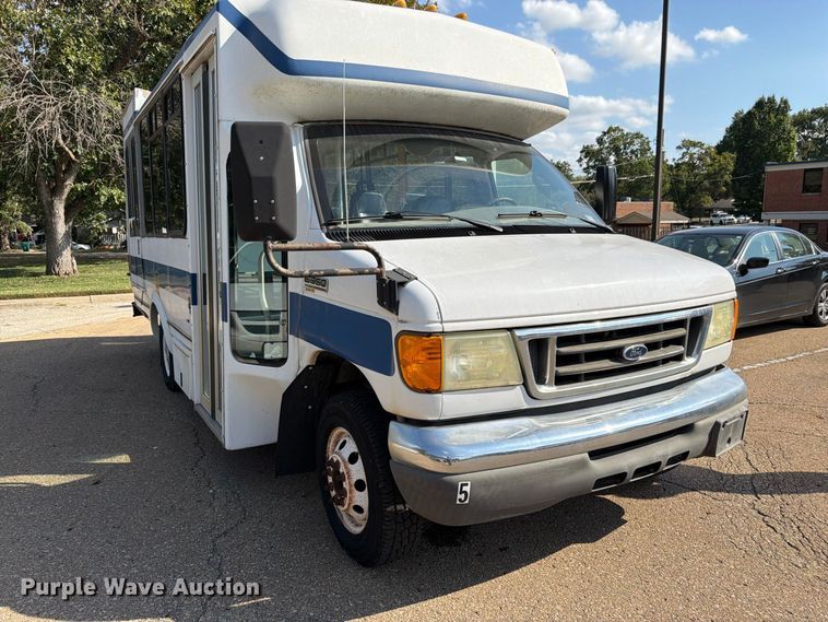 image for item DT3066 2006 Ford E350 Super Duty shuttle bus