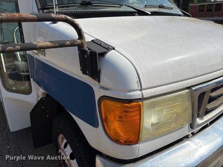 image for item DT3066 2006 Ford E350 Super Duty shuttle bus