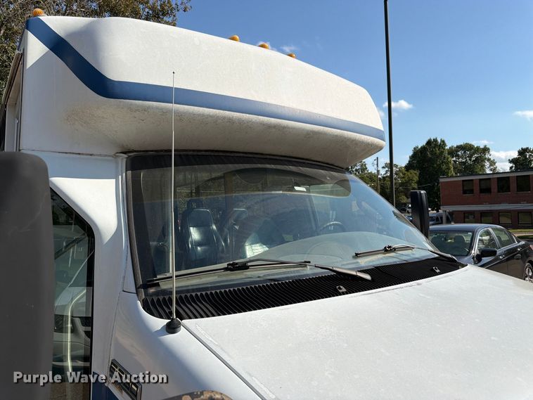 image for item DT3066 2006 Ford E350 Super Duty shuttle bus