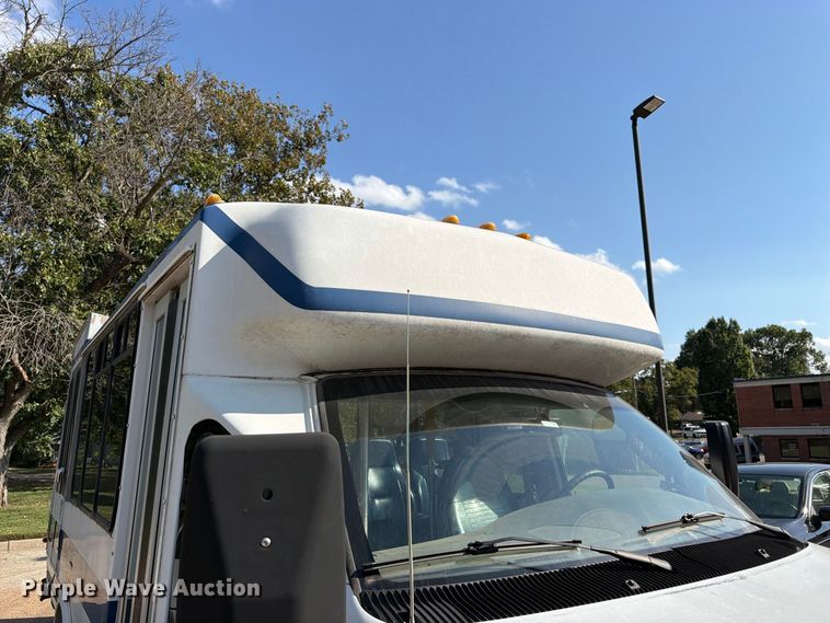 image for item DT3066 2006 Ford E350 Super Duty shuttle bus