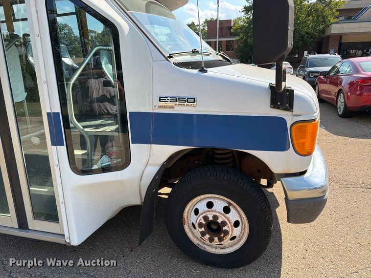 image for item DT3066 2006 Ford E350 Super Duty shuttle bus