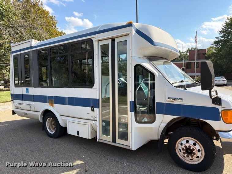 image for item DT3066 2006 Ford E350 Super Duty shuttle bus