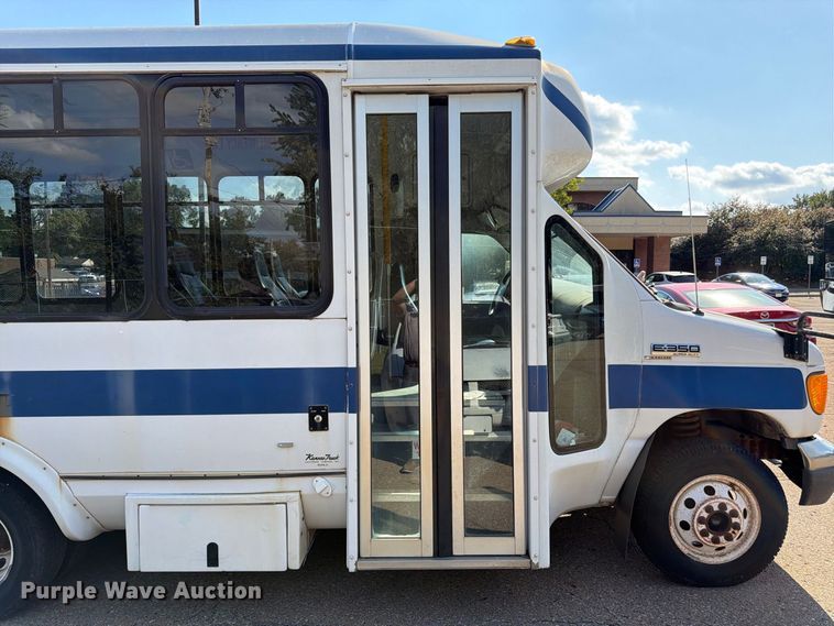 image for item DT3066 2006 Ford E350 Super Duty shuttle bus