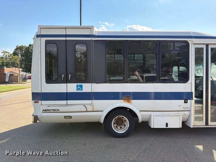 image for item DT3066 2006 Ford E350 Super Duty shuttle bus