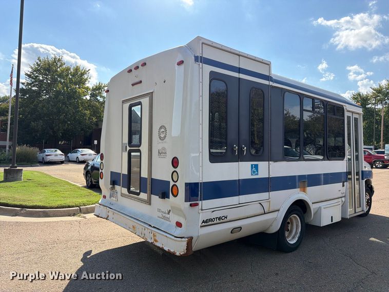 image for item DT3066 2006 Ford E350 Super Duty shuttle bus