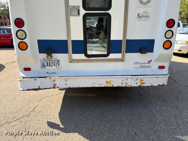 image for item DT3066 2006 Ford E350 Super Duty shuttle bus