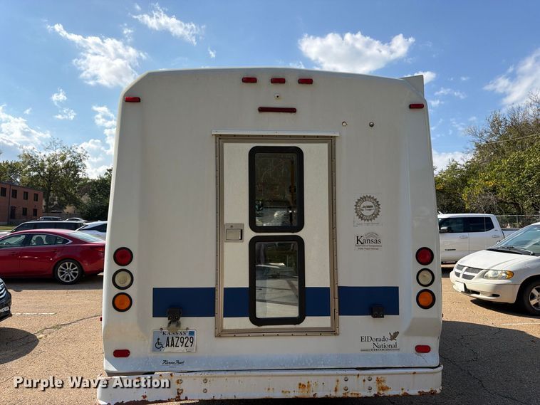 image for item DT3066 2006 Ford E350 Super Duty shuttle bus
