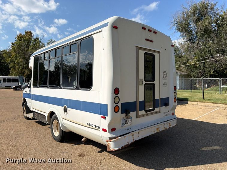 image for item DT3066 2006 Ford E350 Super Duty shuttle bus
