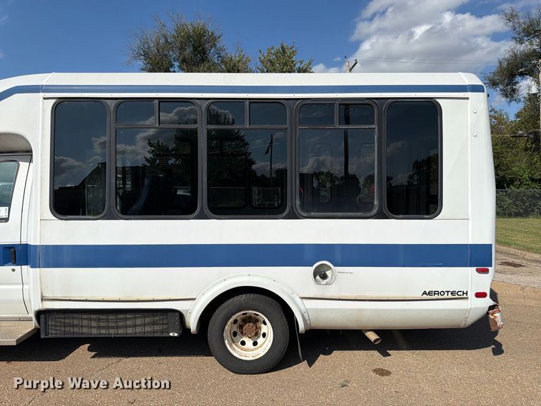 image for item DT3066 2006 Ford E350 Super Duty shuttle bus