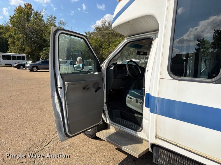 image for item DT3066 2006 Ford E350 Super Duty shuttle bus