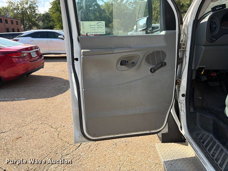 image for item DT3066 2006 Ford E350 Super Duty shuttle bus